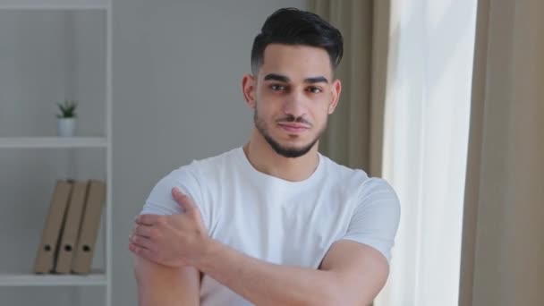 Heureux beau patient arabe masculin portant des points de t-shirt blanc à l'épaule à la marque d'injection scellé avec du plâtre médical joyeux après la vaccination covid-19 posant à l'intérieur, remède pandémique — Video