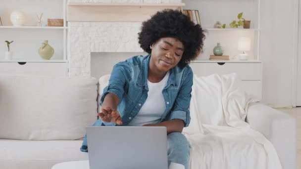 Enojado sorprendido joven estudiante afroamericana apagar portátil se siente frustrado loco por el problema de la computadora, cliente usuario joven mujer preocupada leyendo malas noticias en las redes sociales sentarse en el sofá en casa — Vídeo de stock