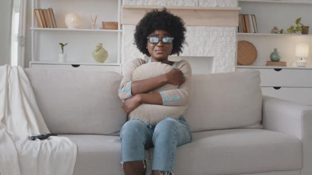 Dühös depressziós sértett afro-amerikai fiatal nő sír egyedül otthon szenved bántalmazás áldozatává válás, a könnyek érzi fáj szégyelli, hogy a probléma mentális fájdalom dráma megy keresztül válás — Stock videók