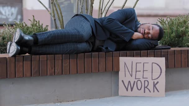 Depresivní, nešťastný, zoufalý, smíšený pracovník, černý, dospělý podnikatel, ležící venku a čekající na nabídku. Africký americký student tisíciletá nemůže získat zaměstnání, ukazuje plakát potřebují práci — Stock video
