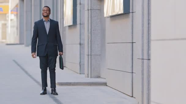 Zelfverzekerde vrolijke Afro-Amerikaanse jonge volwassen zakenman draagt pak opgewonden door goed nieuws, zegt ja, vieren carrière promotie, blij met startup lening goedkeuring, vieren zakelijk succes — Stockvideo