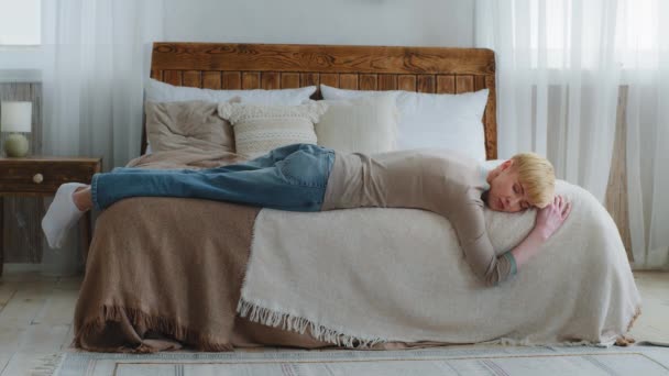 Donna infelice esausta che dorme sul letto a casa o in hotel, esausta dopo aver lavorato troppo. Stanco sovraccarico di lavoro persona giorno duro, problemi di vita amorosa femminile non corrisposto, mancanza di concetto di ripartizione dell'energia — Video Stock