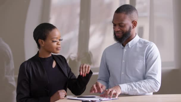 Afričtí muži finanční poradce agent právník muž pojistitel poradenství afro černošky žena klient vysvětlení pojistné smlouvy výhody vyjednávání o dohodě kancelář obchodní jednání — Stock video
