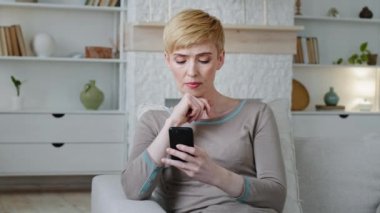 Hüsrana uğramış genç bir kadın koltukta oturmuş elinde akıllı telefonuyla, kötü haberlerle mesaj almış. Stresli 30 'lu yaşlardaki kadın cep telefonunda SMS okuduktan sonra ani sorunlar üzerine düşünüyor.