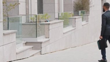 Takım elbiseli genç siyahi adam ofis kapısına giriyor. Müdür bey işe zamanında gelir. Şirket çalışanı, stajyer öğrenci randevusuna, iş toplantısına geç kaldı. Dakiklik kavramı