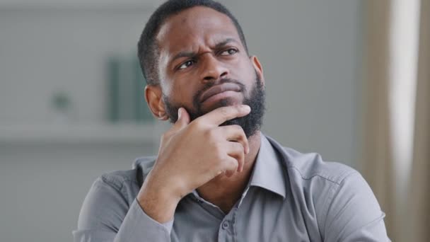 Pensive bearded African American man thinking broods over difficult problem, suddenly finds perfect solution, right answer. Young attractive businessman boss gets inspiration, excellent idea rejoices — Stock Video