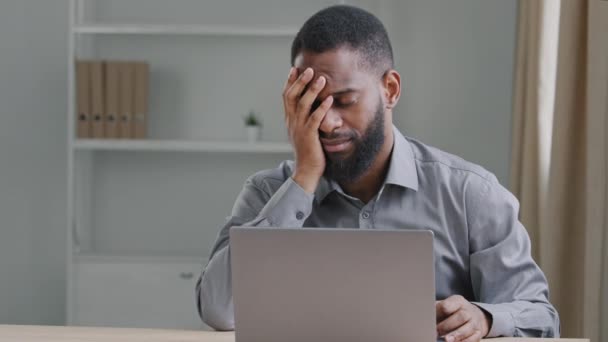 Preguiçoso entediado no trabalho Africano americano empresário trabalhador adormecendo na mesa de escritório, sonolento privado cansado misto raça masculino estudante empregado dormindo no local de trabalho perto laptop sentir overworked conceito — Vídeo de Stock