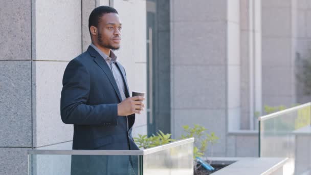 Glückliche junge afrikanische Kaufmannstudentin, die auf dem Balkon steht und sich am Arbeitsplatz ausruht, hat ihre Arbeit beendet. Schwarzer Büroangestellter zufrieden mit Termineinhaltung, fühlt sich entspannt, entspannt nach anstrengendem Tag — Stockvideo