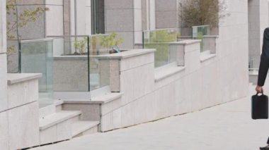 Takım elbiseli genç bir Afro-Amerikalı işadamı ya da menajer, sigorta acentesi binaya girer. İş adamı patronu resmi giysiler içinde işe koşar, zamanında gelir. Dakiklik, kıyafet yönetmeliği kavramı