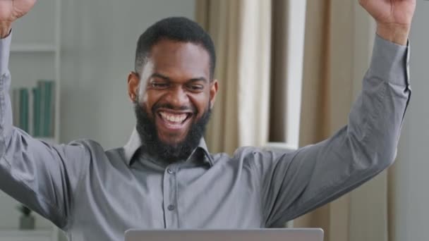 Feliz joven negro hombre de negocios, empleado de oficina o estudiante en formación mirando la pantalla sorprendida, satisfecho de recibir buenas noticias por correo electrónico, aprobación de préstamo, beca, resultados de la prueba, ganador de la lotería — Vídeo de stock