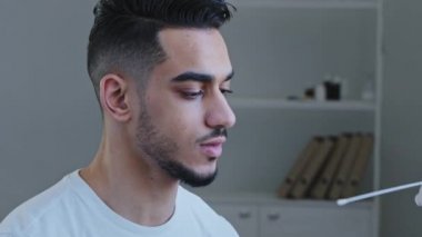 İspanyol asıllı, etnik erkek, Arap, hasta, tanınmayan kadın, hemşire, tükürük örneği alıyor. Klinikteki Coronavirus PCR testinde enfeksiyon analizi yapıyor.