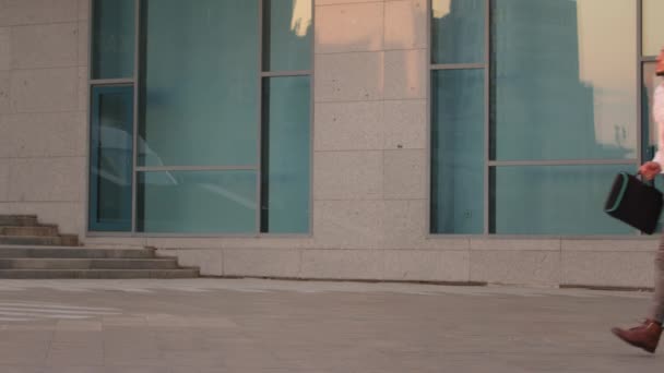 Fin occupé non ponctuel arabe épagneul homme en vêtements formels avec serviette ordinateur portable dans les mains descend la rue près du bâtiment de l'entreprise moderne se dépêcher à l'extérieur courir pour l'entretien d'emploi de travail dans le bureau — Video
