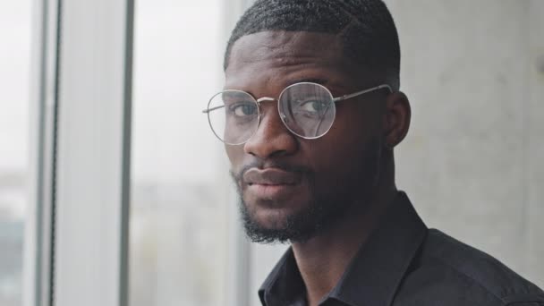 Ritratto serio pensoso afro americano uomo d'affari con occhiali etnico nero studente afro specialista stand in ufficio indossa occhiali da vista guardando la fotocamera con triste espressione faccia maschile — Video Stock