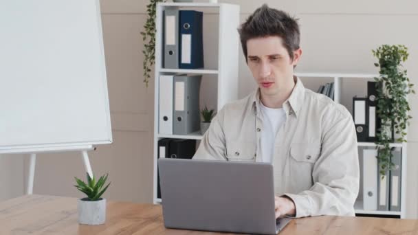 Kaukasische gerichte zakenman baas leider freelancer ondernemer kantoormedewerker zitten aan tafel typen op laptop toetsenbord werkt op de computer online in het netwerk leest checkt e-mails chatten met klanten — Stockvideo