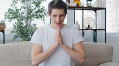 Beyaz adam müşterisinin portresi önünde ellerini katlıyor. Umut için yalvarma işareti. Karton kutuları açıyor. Paketleri açıyor.