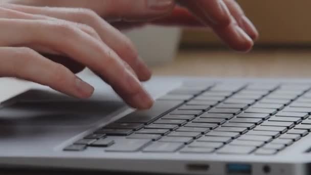 Close-up mãos femininas com manicure dedos finos parte do corpo humano de mulher de negócios caucasiana irreconhecível estudante usuário digitando no teclado do computador portátil sentado à mesa de navegação net chat — Vídeo de Stock