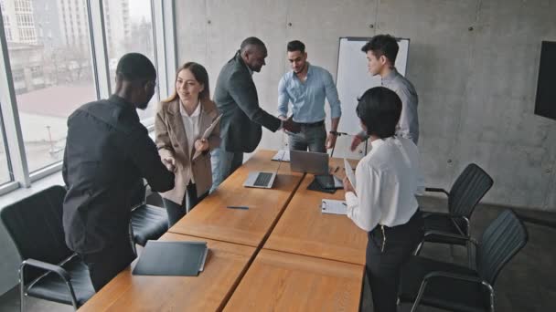 Équipe d'affaires multiethnique entrepreneurs multiraciaux collègues partenaires travailleurs serrant la main serrant la main saluant dans le bureau de la salle de conférence se préparer pour la réunion d'information table de réunion — Video