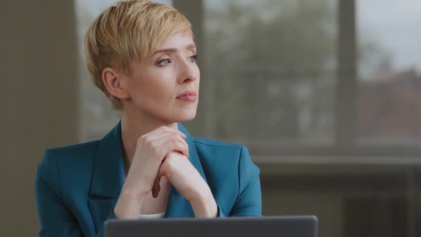 Retrato pensativo creativo profundo en pensamientos pensando caucásico madura mujer de negocios líder rubia escritor periodista de pelo corto marketer sentado en la mesa de la oficina mirando hacia otro lado planeando escribir en el ordenador portátil — Vídeos de Stock