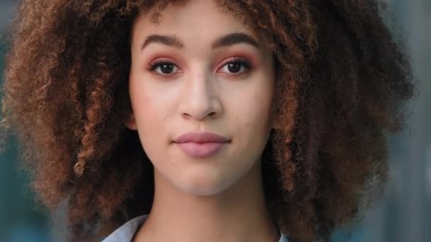 Afro-Amerikan kız öğrenci etnik afro ırk kadın modelinin portresi kıvırcık saçlı, stil sahibi, kameraya bakıp gülümseyen ve onaylanan kafa sallayan evet olumlu onaylıyor. — Stok video