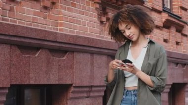 Akıllı telefon kursunda dijital asistanı kullanan mutlu Afrikalı Amerikalı kadın görüş alanı buluyor. Kolay internet hizmeti, akıllı teknoloji yardımı sanal harita uygulaması, navigatör kavramı