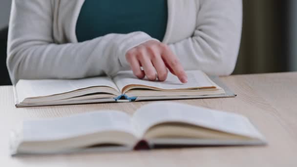 Gros plan femme méconnaissable étudiant caucasien inconnu fille assise à la table université maison lit deux livres tourner des pages apprend des mots en utilisant dictionnaire apprendre de nouvelles langues littérature éducative — Video