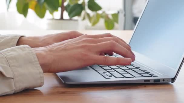 Close-up mãos masculinas de homem de negócios caucasiano empregado gerente comprador cliente estudante cara digitando no teclado laptop sentado na mesa de madeira no escritório em casa trabalhando mensagens de texto on-line conversando na net — Vídeo de Stock