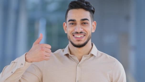 Masculino retrato hispânico homem árabe empresário étnico barbudo cara chefe líder investidor conselheiro gerente olhando para câmera mostrando polegares para cima positivo atitude aprovação como gesto boa recomendação — Vídeo de Stock