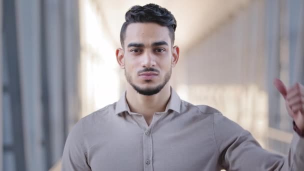 İspanyol asıllı erkek portresi Arap iş adamı sakallı patron yatırımcı danışmanı resmi gömlek giyiyor kameraya bakıp olumsuz tavır olumsuz değerlendirme gösteriyor. — Stok video