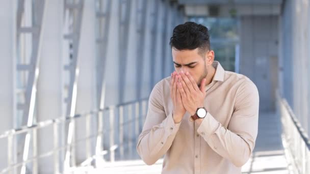 Muž portrét hispánský muž arabský podnikatel etnický smíšené rasy vousatý chlap šéf cítí příznaky tekoucí nos trpí sezónní alergie onemocnění pocit špatné špatně zakrývá tvář s rukama — Stock video