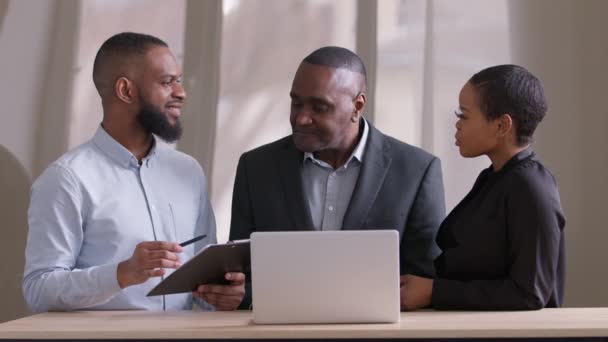 Maduro 50 africano hombre de negocios escucha consejo de afro mujer y joven negro chico étnico gerente grupo de trabajadores de marketing discutir proyecto reunión en oficina líder sacude la cabeza negativamente dice que no — Vídeo de stock