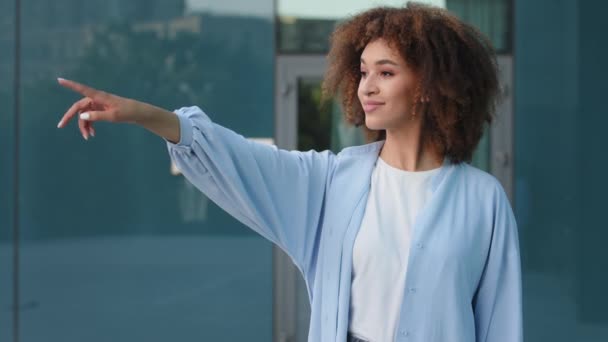 Al aire libre retrato seductora coqueteando mujer étnica rizada dama africana americana mujer afro chica mirando a los puntos laterales dedo elegir llamando para venir haciendo gesto de invitación bienvenida invitación llamada — Vídeos de Stock