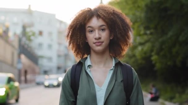 Serious attractive african american girl tourist walking on sidewalk along road talking, streaming for blog suddenly shuddered, surprised. Random troubles, unpleasant surprises, urban problems concept — Stock Video