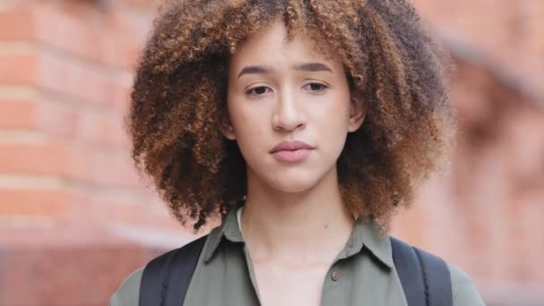 Close up headshot irritado triste afro-americano jovem com rosto desconfiado ferido chateado ofendido sensível preto menina olhando de lado se sente solitário cauteloso duvidoso, conflitos familiares, conceito de divórcio — Vídeo de Stock