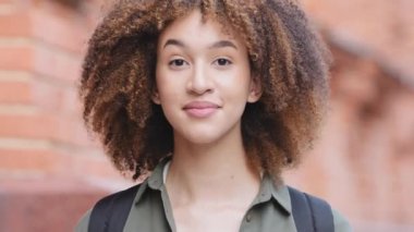 Yakın çekimde Afro-Amerikan genç bayan ileriye bakacağını umuyor, hayal kırıklığına uğramış memnuniyetsizlik hissediyor. Karışık ırk milenyum kızı üzgün çünkü geç, şanssız tarih, aldatma konsepti