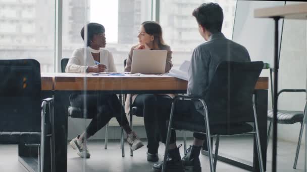 Partner di gruppi di lavoro multirazziali colleghi di lavoro d'ufficio con documenti per laptop discutono di lavorare insieme nella gestione aziendale seduti a tavola brainstorming meeting talk — Video Stock