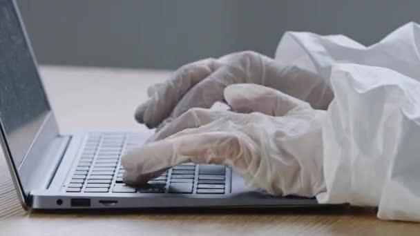 Médecin méconnaissable infirmière praticienne les mains de chirurgien tapant au clavier portent des gants de latex médical chirurgical pendant le verrouillage du coronavirus, les bras en caoutchouc gants travaillant avec un ordinateur portable à la clinique gros plan — Video