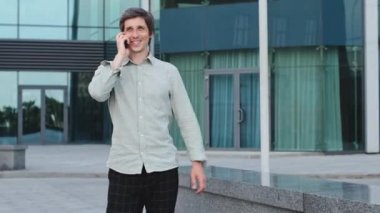 Şehir caddesinde tek başına yürüyen mutlu genç adam elinde telefonla gülümseyip arkadaşıyla, kız arkadaşıyla ya da ailesiyle konuşuyor. Milenyum erkeği boş zamanı sever, sessizce hafta sonunu geçirir, cuma günü dinlenir, randevuya çıkar.