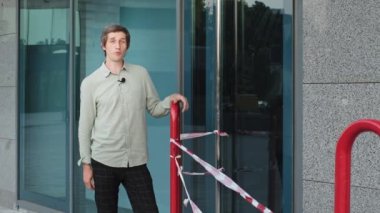 Genç erkek gazeteci ya da mikrofonlu blog yazarı aboneler ya da izleyiciler için blog yazıyor. Milenyum adamı dışarıda duruyor. Özel bantlarla çevrili. Açıklamalar, yorumlar.