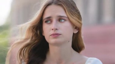 Mutsuz, düşünceli, üzgün, üzgün genç bir kadın. Sorunu görmezden geliyor. Bunalımda, yalnız başına, üzgün, kalbi kırık bir kadın.