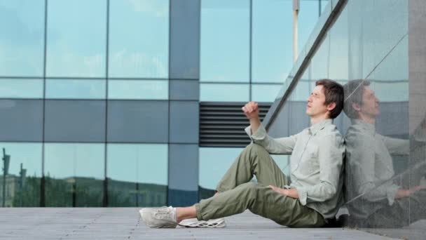 有思想的商人老板想，男人试图用玻璃建筑的背景来解决问题，忧心忡忡的男人在思考决策概念时感到困惑 — 图库视频影像