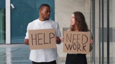 Çok ırklı iş arkadaşları. Çok ırklı iş arkadaşları. Çift Afro-Amerikan erkek ve beyaz kadın. Birbirlerine bakıp dışarıda derin derin iç çekiyorlar.