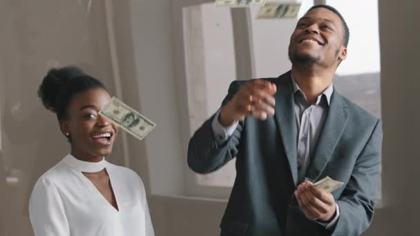 Mladý etnický podnikatel dostal skvělou nádhernou smlouvu Vzrušený černošky Afroameričanka přešťastný s mobilní on-line nabídky hazardní hry vyhrát. Prší, padají dolary. Úspěšný podnikatelský koncept — Stock video