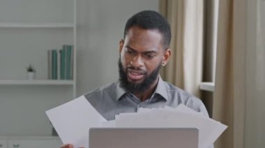 Bin yıllık çok çalışan zenci ofis çalışanı evrak işlerinden dolayı stresli. Sinirli, canı sıkkın, Afro-Amerikan iş adamı ya da öğrenci öğrenci kafası karışmış rapor verilerini karıştırmış, gergin bir şekilde kağıtları fırlatmış, istifa etmiş. 