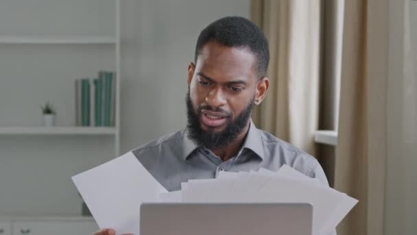 Trabalhador de escritório negro milenar sobrecarregado estressado por papelada. Angry deprimido irritado afro-americano empresário ou estudante trainee intrigou os dados do relatório, nervosamente jogando papéis, demitiu-se — Vídeo de Stock