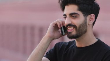 Gülümseyen sakallı mutlu Hintli adam kulağına cep telefonu dayayıp arkadaşıyla konuşuyor. Milenyum erkek öğrencileri kız arkadaşlarıyla iletişim kurar. Adam iş konuşur, taksi çağırır ya da telefonla mal sipariş eder.