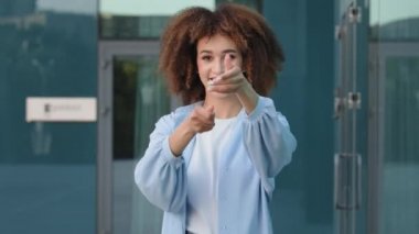 Genç, baştan çıkarıcı, mutlu, kıvırcık, kıvırcık, Afro-Amerikan, etnik ırk modelleri flört ediyor, halat çekiyormuş gibi yapıyor, görünmez kordonu çekiyor, davetkar, buraya gel, gülümse.