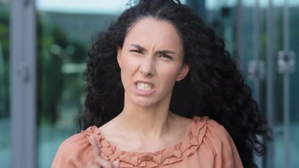 Kobieta portret na zewnątrz zły agresywny szalony szalony hiszpański ekspresyjny kobieta kręcone brunetka dziewczyna uczucie zdenerwowany wściekły krzyki przeklinanie kłótnia konflikt gestykulując z rąk od stresu gniew — Wideo stockowe