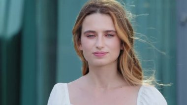 Güzel beyaz tenli Avrupalı kız kameraya bakıyor seni davet ediyor, el hareketi yapıyor. Genç İskandinav mutlu, mavi gözlü sarışın kadın. Vücut dili konuşan İK danışmanı.