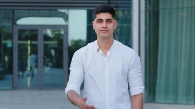 Kendine güvenen çekici Hintli Arap işadamı koluna uzanmış gülümsüyor, yakından bakıyor. İnsan Kaynakları müdürü şirket yeni işçisini, selamlamayı, ilk izlenim konseptini memnuniyetle karşıladı
