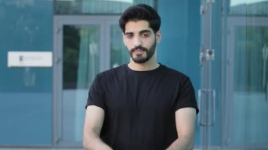 Orta Doğulu kararlı bir adam yasaklama jesti yapıyor. Anlaşmazlık içinde el ele tutuşup uzlaşma ya da onay eksikliği diyor. Hintli adam duruyor ve işaret yok.